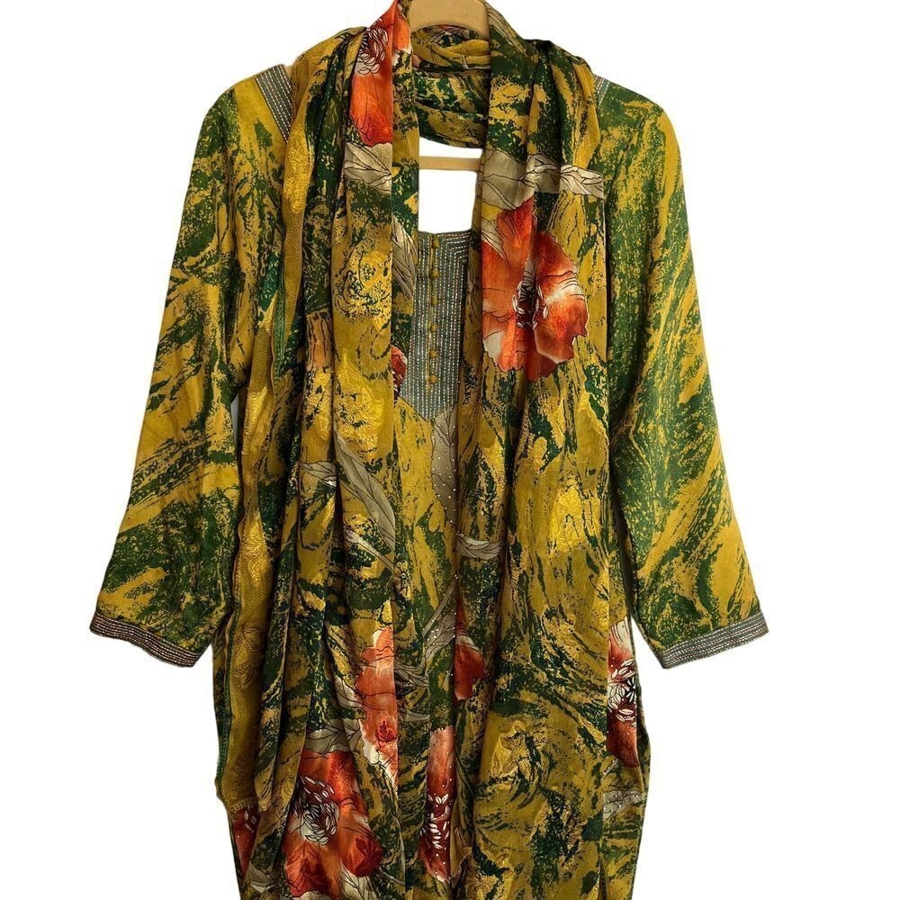 Indian Womens Kurta & Saree, Silver Studded Floral Kurta & Saree F13‎